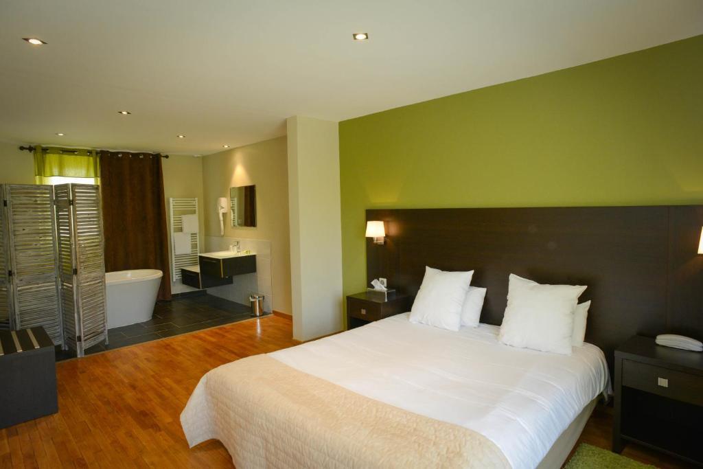 Logis Hotel Restaurant L'Auberge Normande Carentan Bagian luar foto