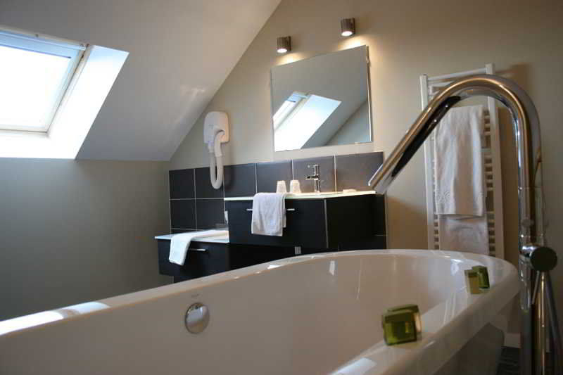 Logis Hotel Restaurant L'Auberge Normande Carentan Bagian luar foto